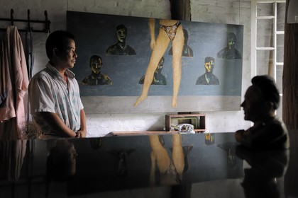Vietnam, Hanoï, artiste peintre contemporain Le Hong Thai dans sa maison et atelier
