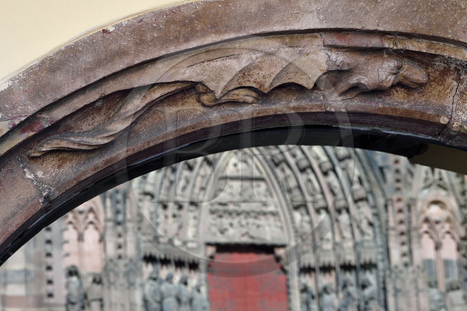 France, Bas-Rhin (67), Strasbourg, vieille ville classée au Patrimoine Mondial de l'UNESCO, ancienne pharmacie Au Cerf (XVème siècle) située à l’angle de la rue Mercière et de la place de la cathédrale, rez-de-chaussée vouté présentant des animaux réels ou fantastiques (ici un dragon)