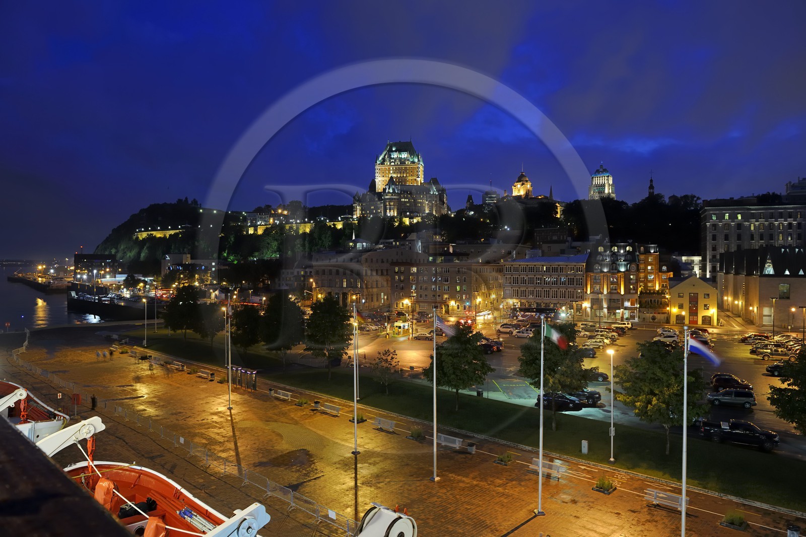 Canada, province de Québec, ville de Québec, Vieux-Québec classé Patrimoine Mondial de l' UNESCO, château Frontenac depuis le port sur le fleuve Saint-Laurent