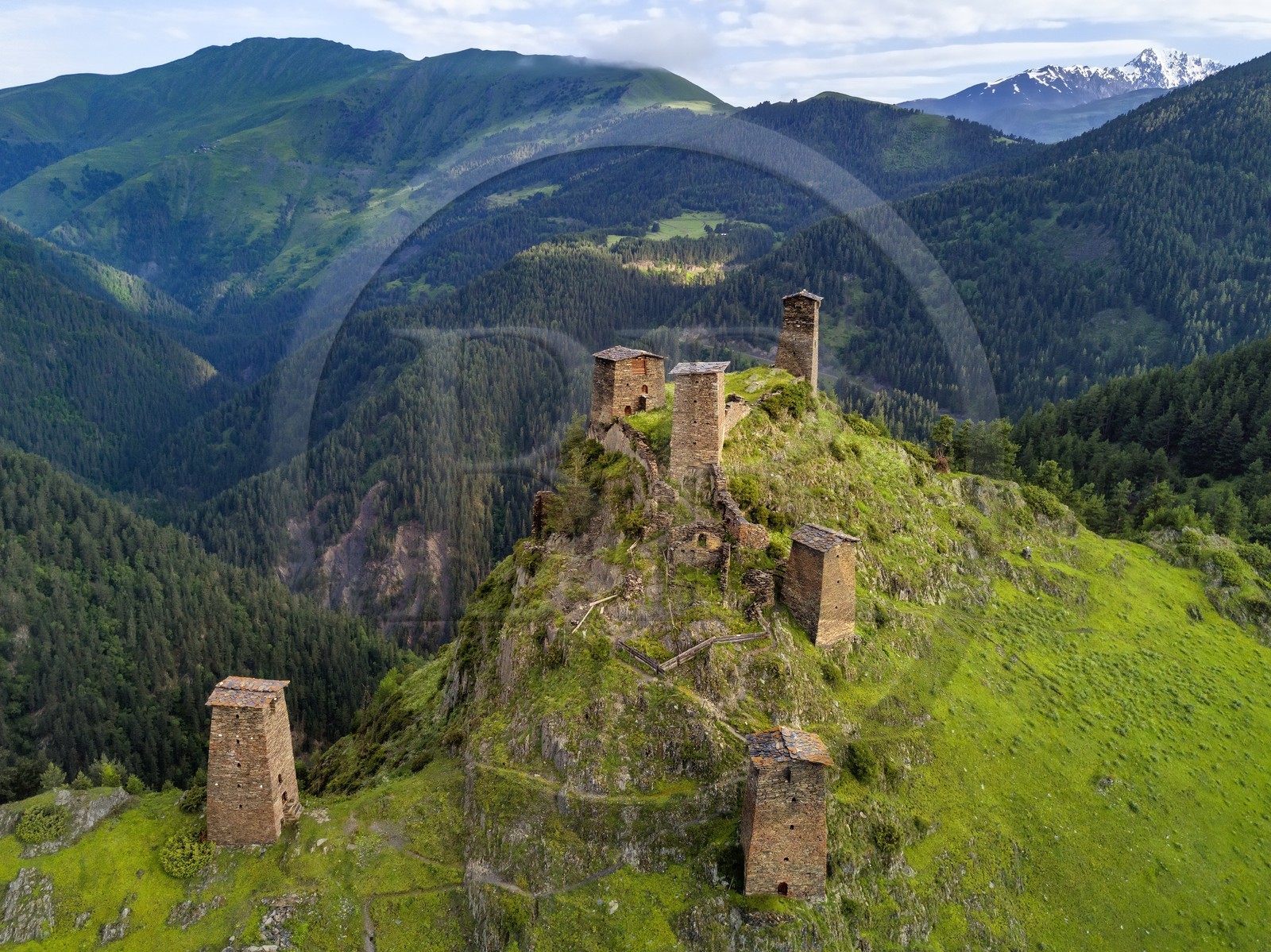 Géorgie, Kakheti, region de Touchétie, Omalo, la forteresse de Keselo à Zemo (haut) Omalo a servi de refuge aux habitants en temps de guerre, tours fortifiées médiévales (vue aérienne)