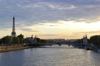 France, Paris (75), les rives de la Seine classées Patrimoine Mondial de l'UNESCO, le pont Alexandre III et la Tour Eiffel