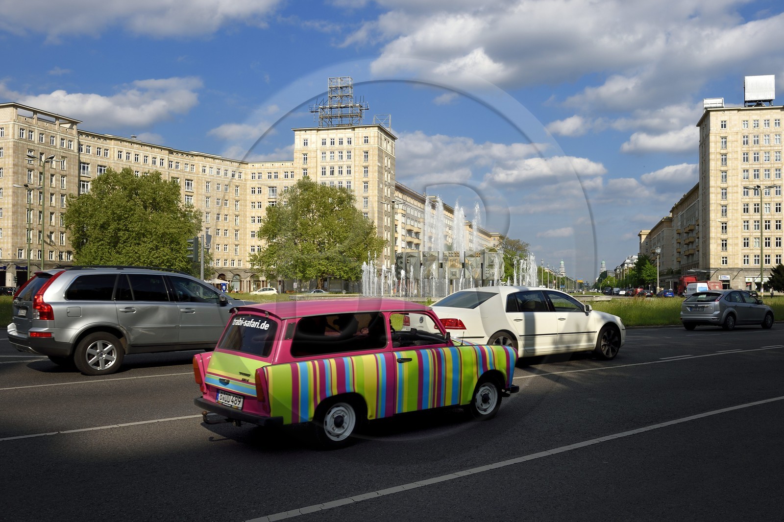 Allemagne, Berlin, la Karl-Marx Allee est la plus grande artère du pays menant d'Alexanderplatz à Frankfurter Tor et le régime communiste y faisait défiler son armée chaque année, voiture Trabant relookée