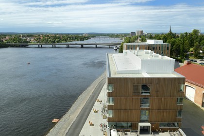 Suède, Comté de Vasterbotten, Umea, Umea Arts Campus en bordure de la rivière Ume (Umeälven)