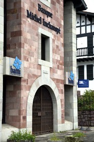 France, Pyrénées-Atlantiques (64), Pays-Basque, Saint-Jean-Pied-de-Port, facade de la banque Inchauspé