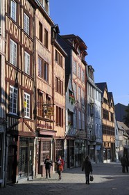 France, Seine-Maritime (76), Rouen, la rue médiévale Martainville qui longe l'église Saint-Maclou