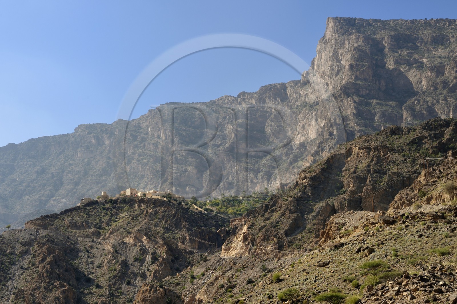 Sultanat d'Oman, Gouvernorat d'Al-Batina du Sud, Hajar occidental, Wadi Mistall, village de Wakan (Wukan) et le sommet du Qarn Wukan (2501m) en arrière plan
