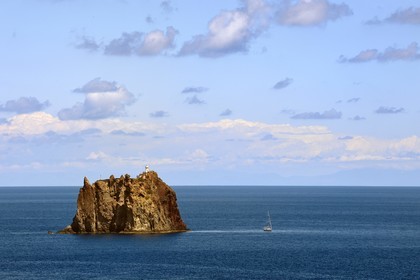 Italie, Sicile, iles Eoliennes, classées Patrimoine Mondial de l'UNESCO, ile de Stromboli, ilot de Strombolicchio, roche de magma solidifié provenant d'un ancien bouchon volcanique, occupé aujourd'hui par un phare