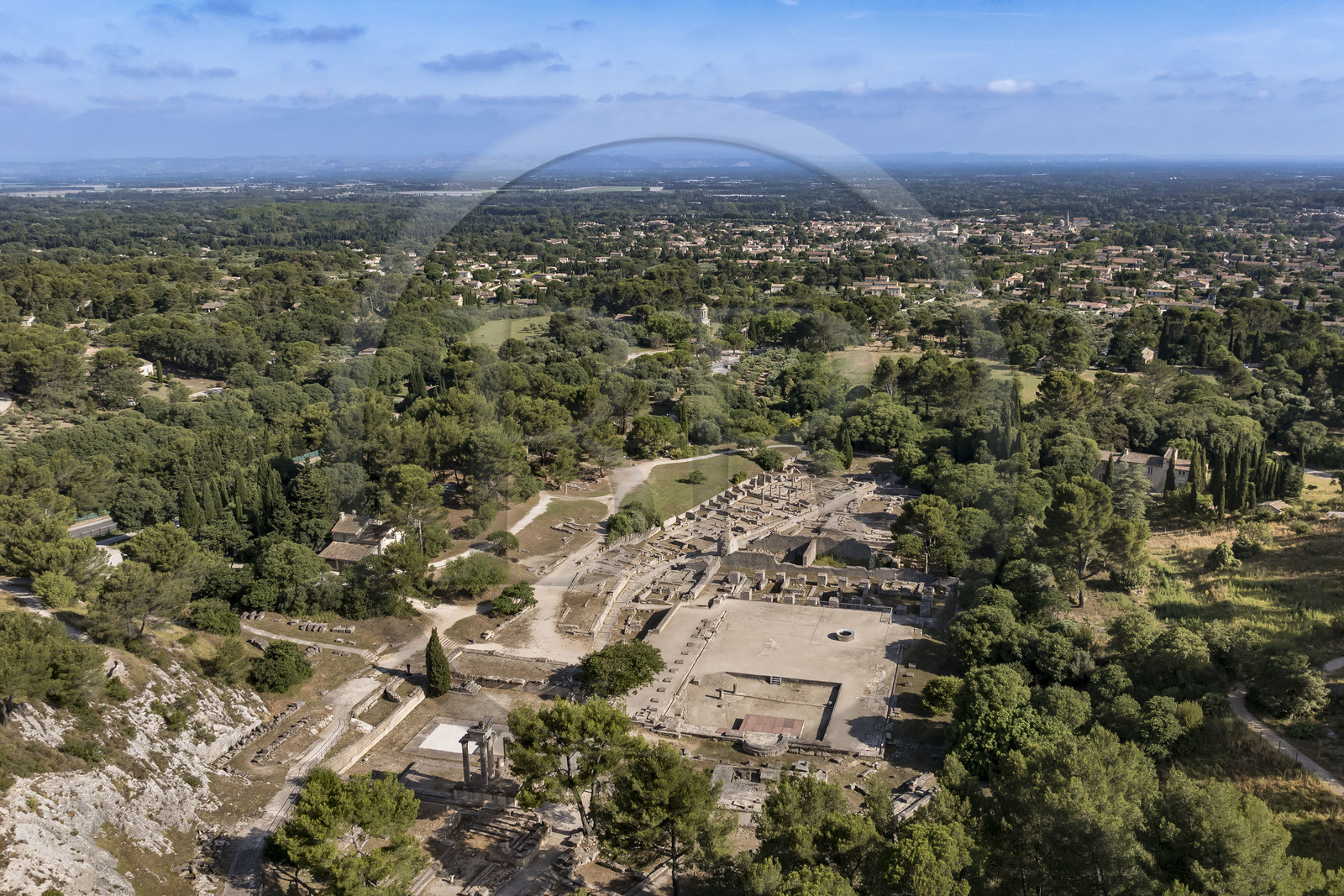 France, Bouches-du-Rhône (13), Parc Naturel Régional des Alpilles, Saint-Rémy-de-Provence, site archéologique de Glanum et la ville en arrière plan (vue aérienne)