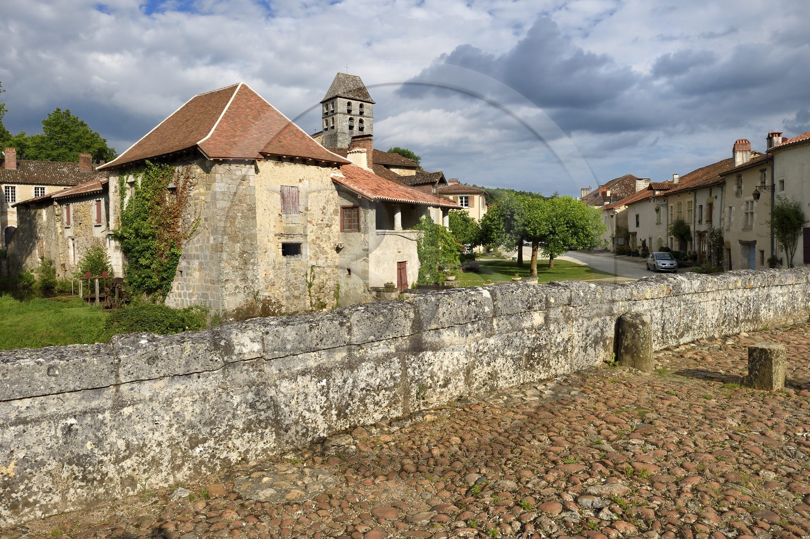 France, Dordogne (24), Périgord Vert, Saint-Jean-de-Côle, labellisé Les Plus Beaux Villages de France, le pont médiéval du XIIème siècle et le clocher de l'église Saint-Jean-Baptiste
