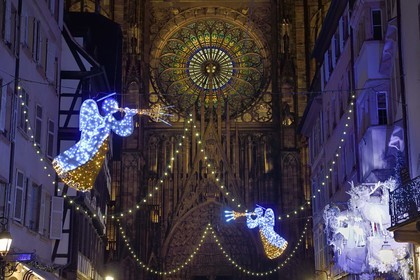 France, Bas-Rhin (67), Strasbourg, vieille ville classée au Patrimoine Mondial de l'UNESCO, rosace de la facade occidentale de la cathédrale Notre-Dame et la rue Mercière avec ses décors de Noël