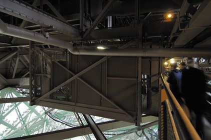 France, Paris (75), la Tour Eiffel sous le 1er étage