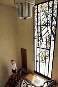 France, Pyrénées-Atlantiques (64), la côte du Pays-Basque, Ciboure, la Villa Art déco Leihorra dessiné par l'architecte Joseph Hiriart 1926, vitrail de la porte réalisé par le maître-verrier Jacques Gruber, la propriétaire Valérie Lannes