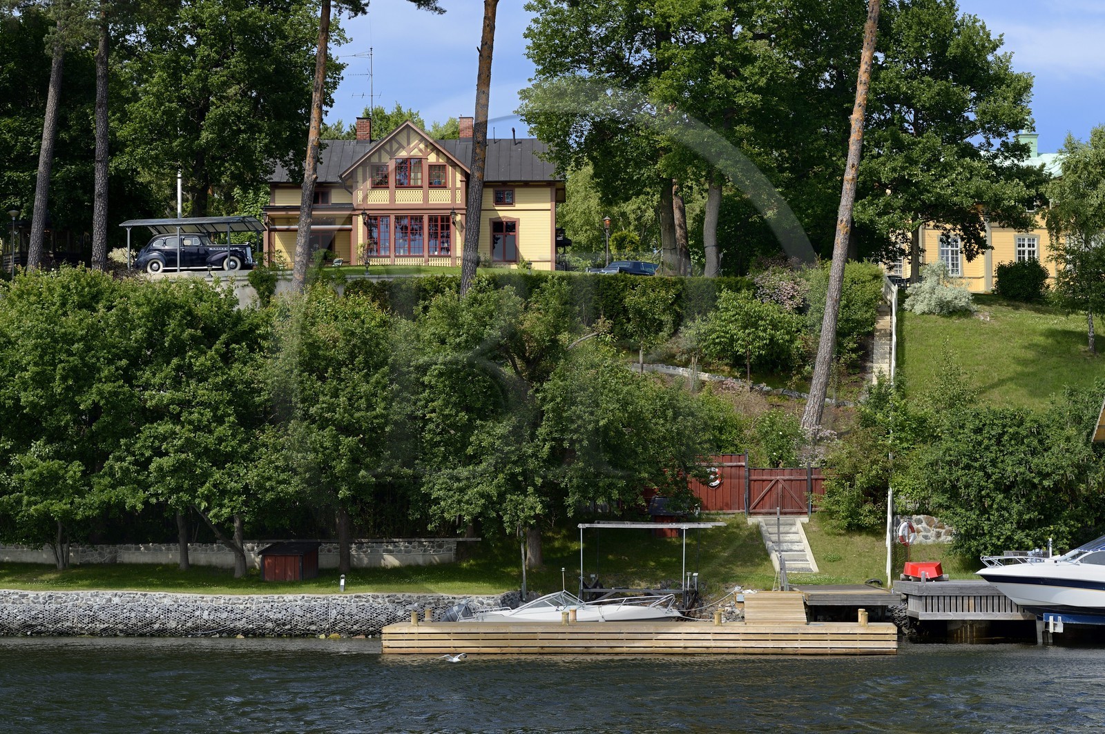Sweden, Stockholm archipelago, Lännerstasundet, nice villa and vintage car