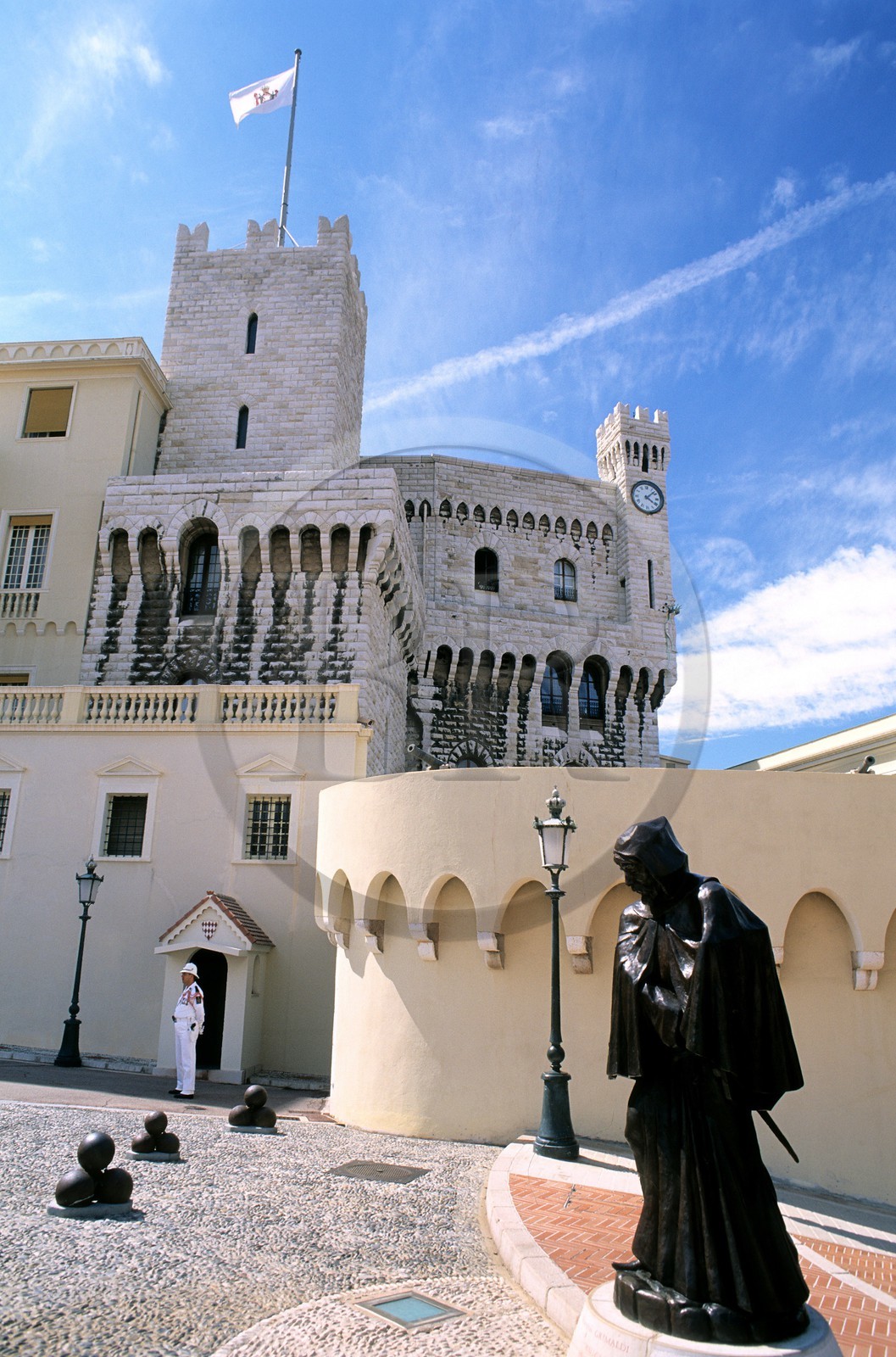 Principauté de Monaco, Le Rocher, le palais du Prince sur la place du Palais