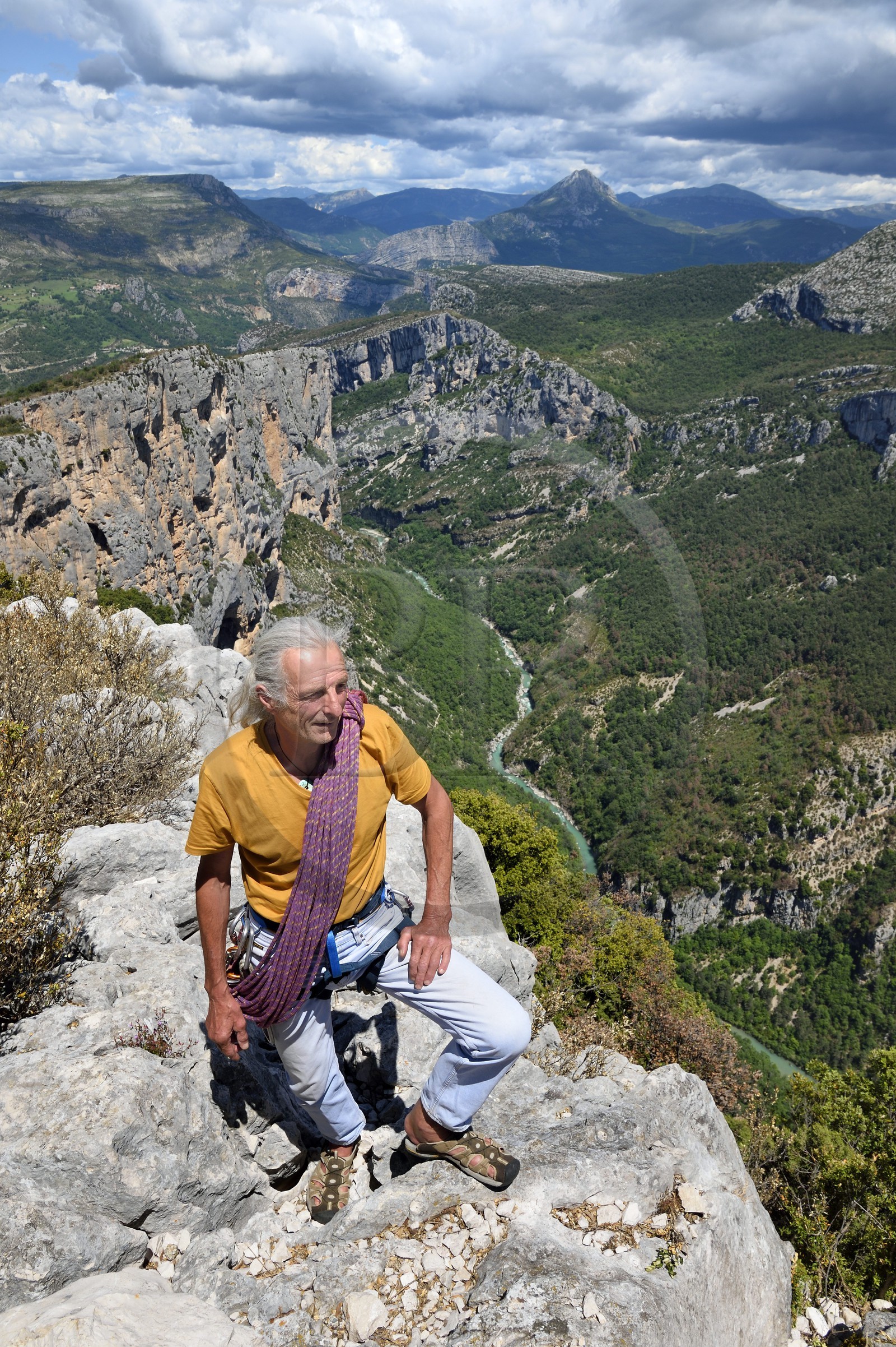 France, Alpes-de-Haute-Provence (04), Parc Naturel Régional du Verdon, Grand Canyon du Verdon, La-Palud-Sur-Verdon, point de vue de la Dent d’Aire, Bernard Gorgeon un des pionniers de la grimpe dans le massif et la falaise de l’Escalès en arrière plan