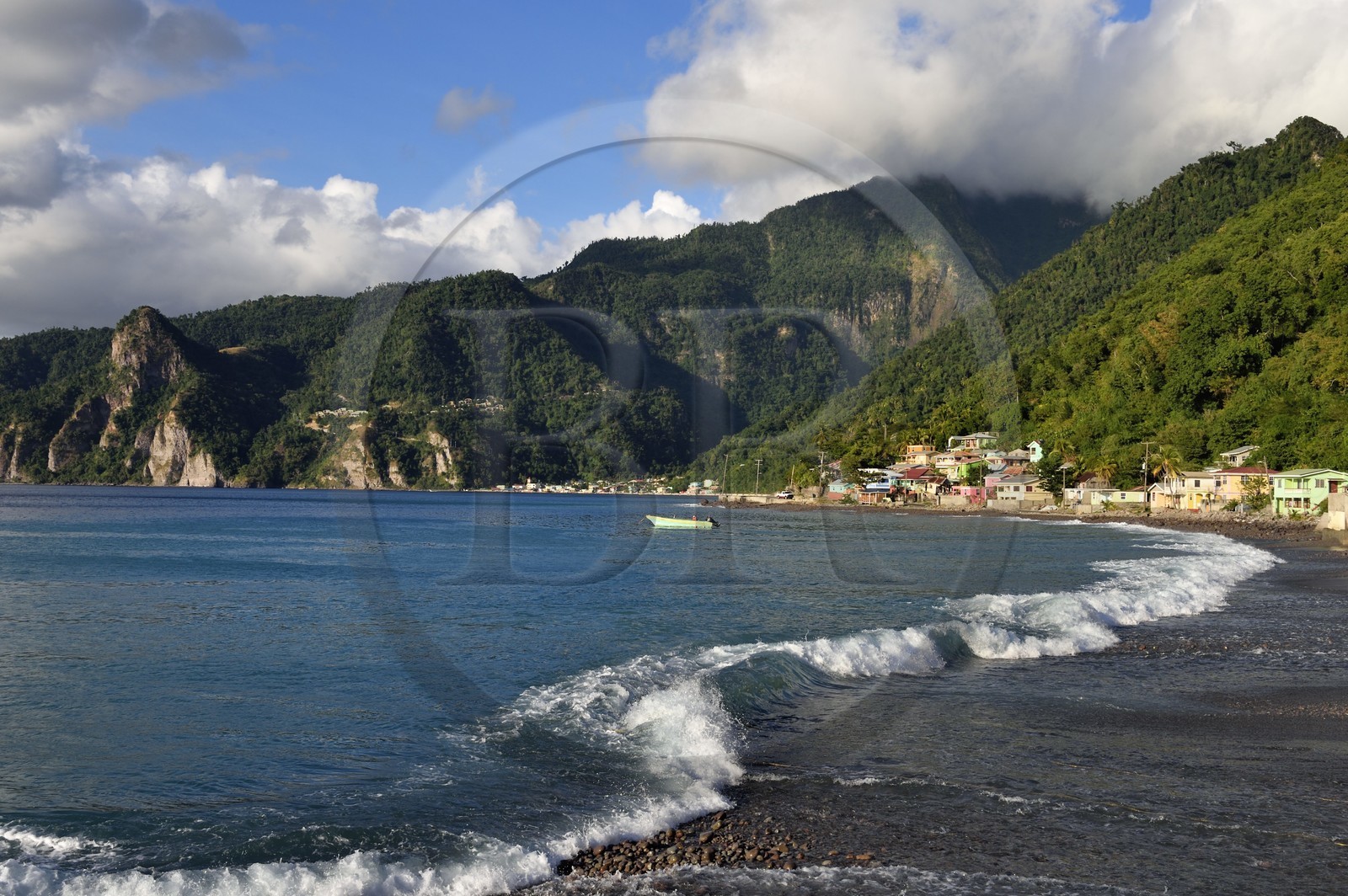 Caraïbes, Ile de la Dominique, la baie de Soufrière, village de Scotts Head et de Soufrière en arrière plan