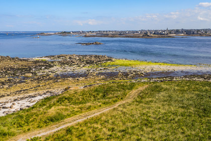 France, Finistère (29), Iles du Ponant, Ile de Batz, le chenal entre la Pointe de Penn-Batz et Roscoff en arrière plan (vue aérienne)