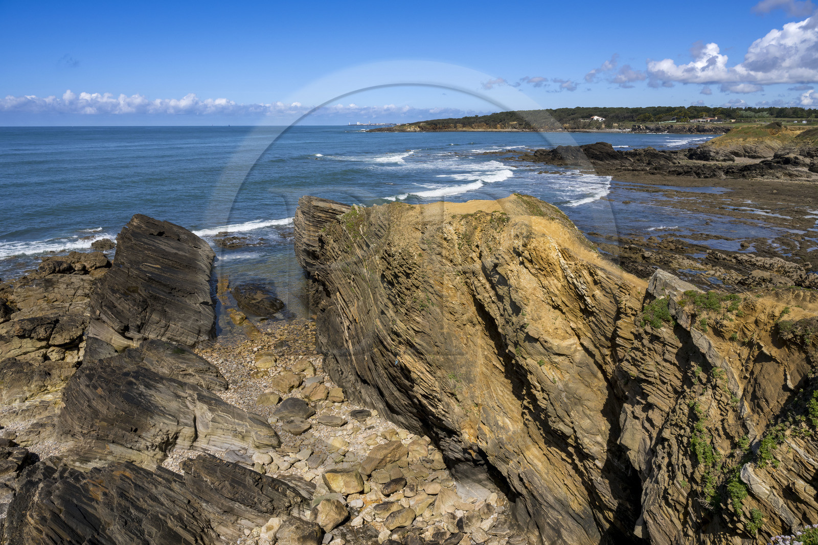 France, Vendée (85), Talmont-Saint-Hilaire, vue sur la baie de Cayola et Les Sables d'Olonne en arrière plan depuis la pointe du Porteau