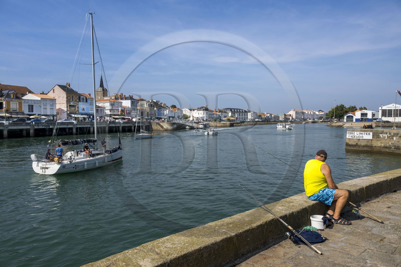 France, Vendée (85), Les-Sables-d'Olonne, bateau dans le chenal d'accès aux ports, le quartier de La Chaume sur la gauche