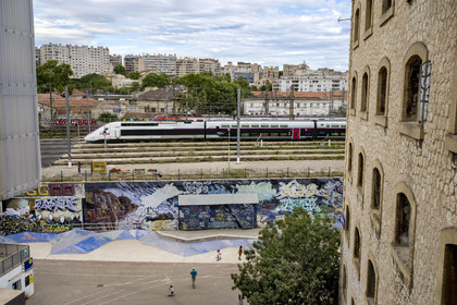 France, Bouches-du-Rhône (13), Marseille, La Friche de la Belle de Mai, ancienne Manufacture des Tabacs qui borde les voies de chemins de fer et peinture murale du skatepark