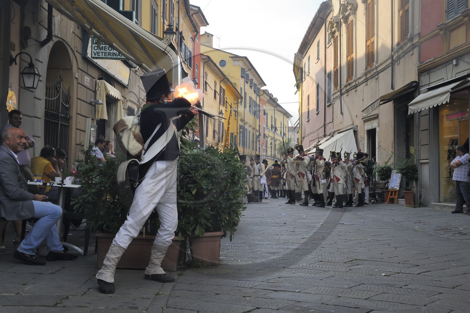Italie, Ligurie, Sarzana, Napoleon Festival, soldat français de la Grande Armée faisant feu sur l'ennemi autrichien dans la Via Mazzini rue principale de la vieille ville