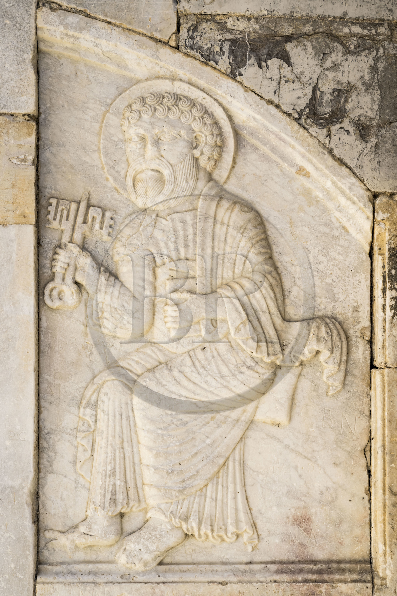 France, Hérault (34), Villeneuve-lès-Maguelone (Palavas-Les-Flots), cathédrale Saint-Pierre-et-Saint-Paul de Maguelone des XIIème et XIIIème siècles, le portail de la façade occidentale, le piédroit à droite abrite un bas-relief de marbre blanc représentant Saint Pierre