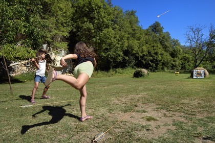 France, Dordogne (24), vallée de la Vézère, Sergeac, Site préhistorique de Castel Merle, activité de lancer de javelots prehistoriques