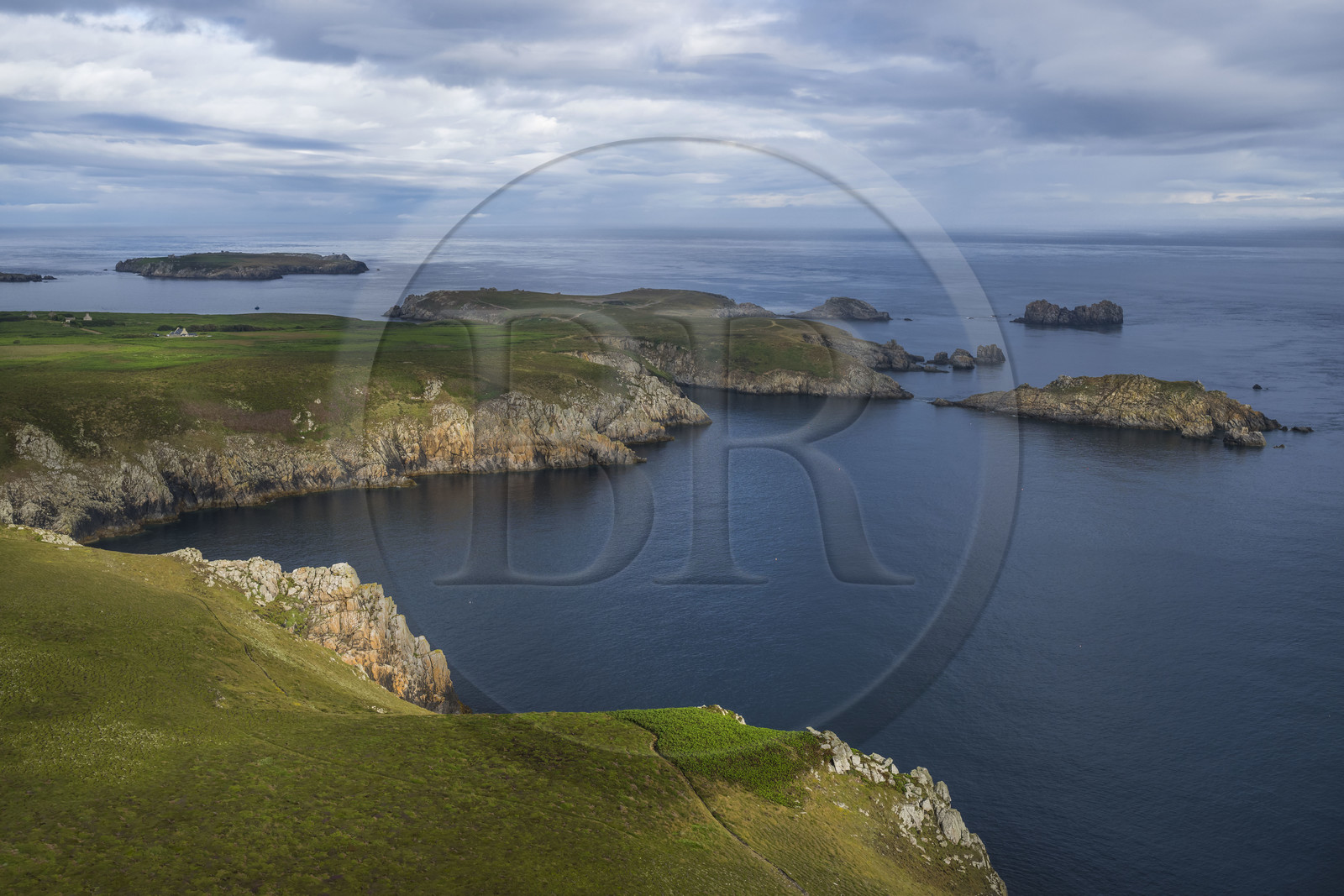 France, Finistère (29), Mer d'Iroise, Ile d'Ouessant, la baie de Toull Auroz et la Pointe de Kadoran sur la côte Est en arrière plan