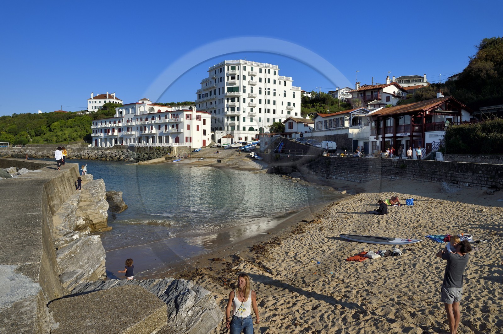 France, Pyrénées-Atlantiques (64), la côte du Pays-Basque, Guéthary, ancien port baleinier dominé par l'ancien hotel Guétharia art déco construit dans les années 1920 transformé en résidence