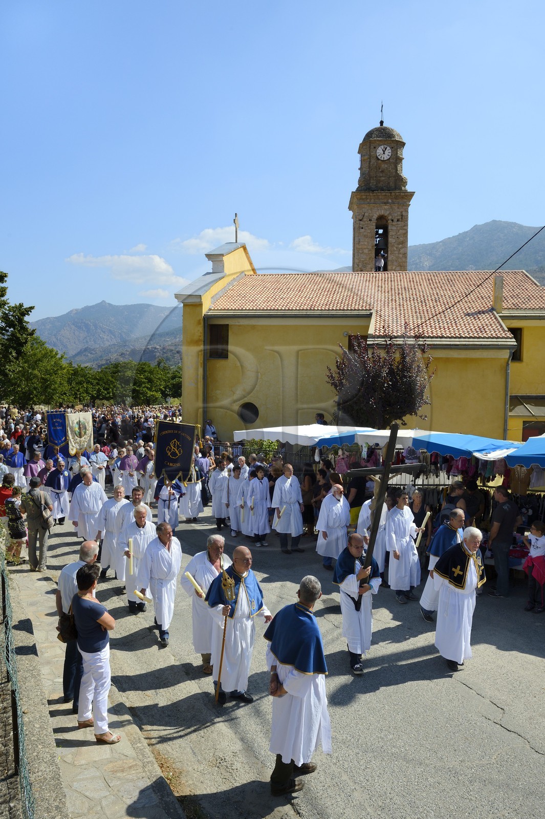 France, Haute-Corse (2B), région du Niolu (Niolo), Casamaccioli, fête de la Santa du Niolu où l'on célèbre la Nativité de la Vierge, procession des membre des confréries religieuses