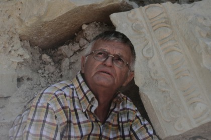 Israel, Cisjordanie, l'Hérodion, colline artificiellement exhaussée qui abrite les ruines d'un palais fortifié construit par le roi Hérode Ier le Grand (site classé Parc National), l'archéologue professeur Ehud Netzer qui fut en charge des fouilles du site