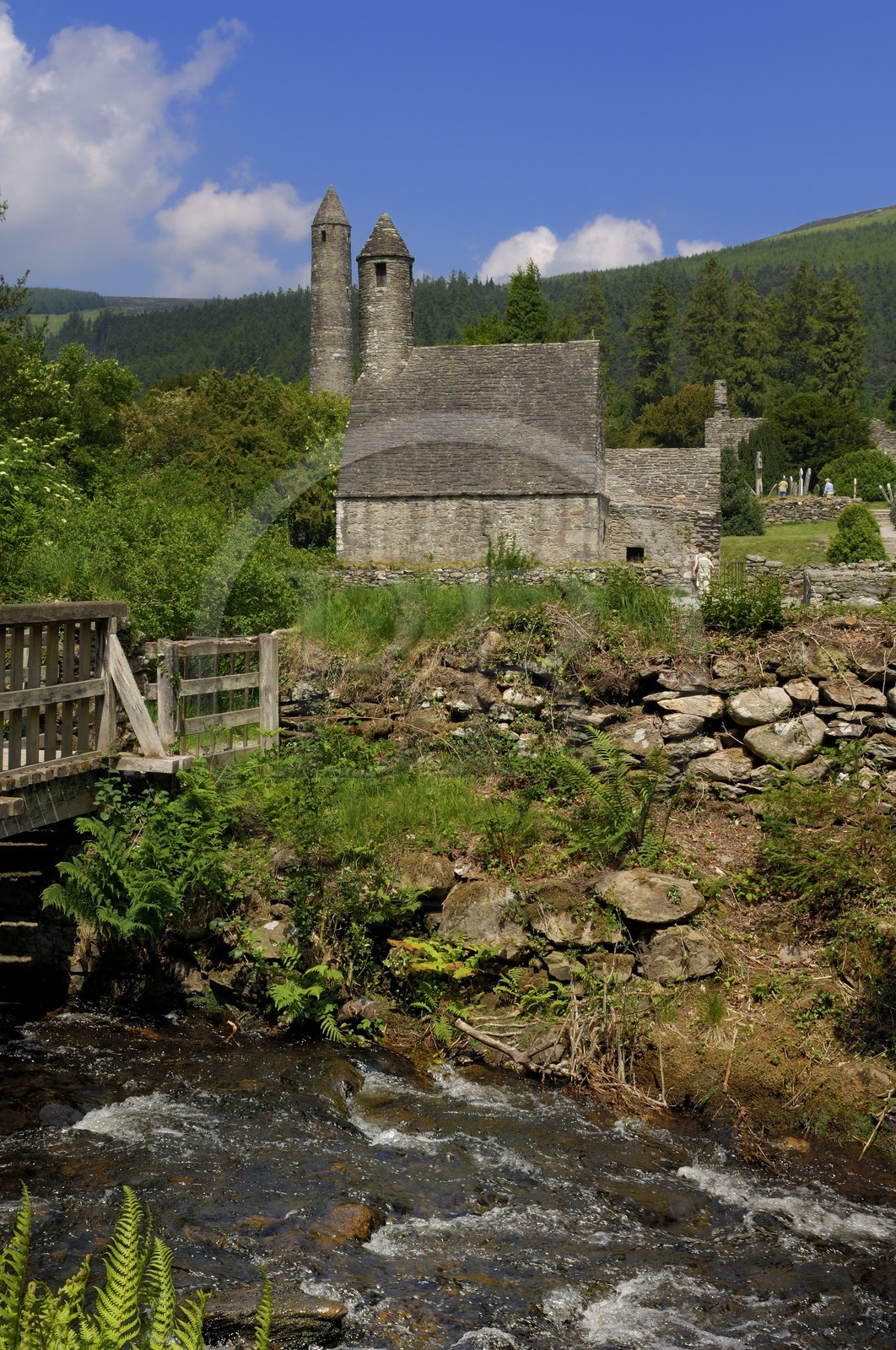 Irlande, comté de Wicklow, région des Monts Wicklow, site monastique de Glendalough,  église Saint Kevin et la Tour Ronde