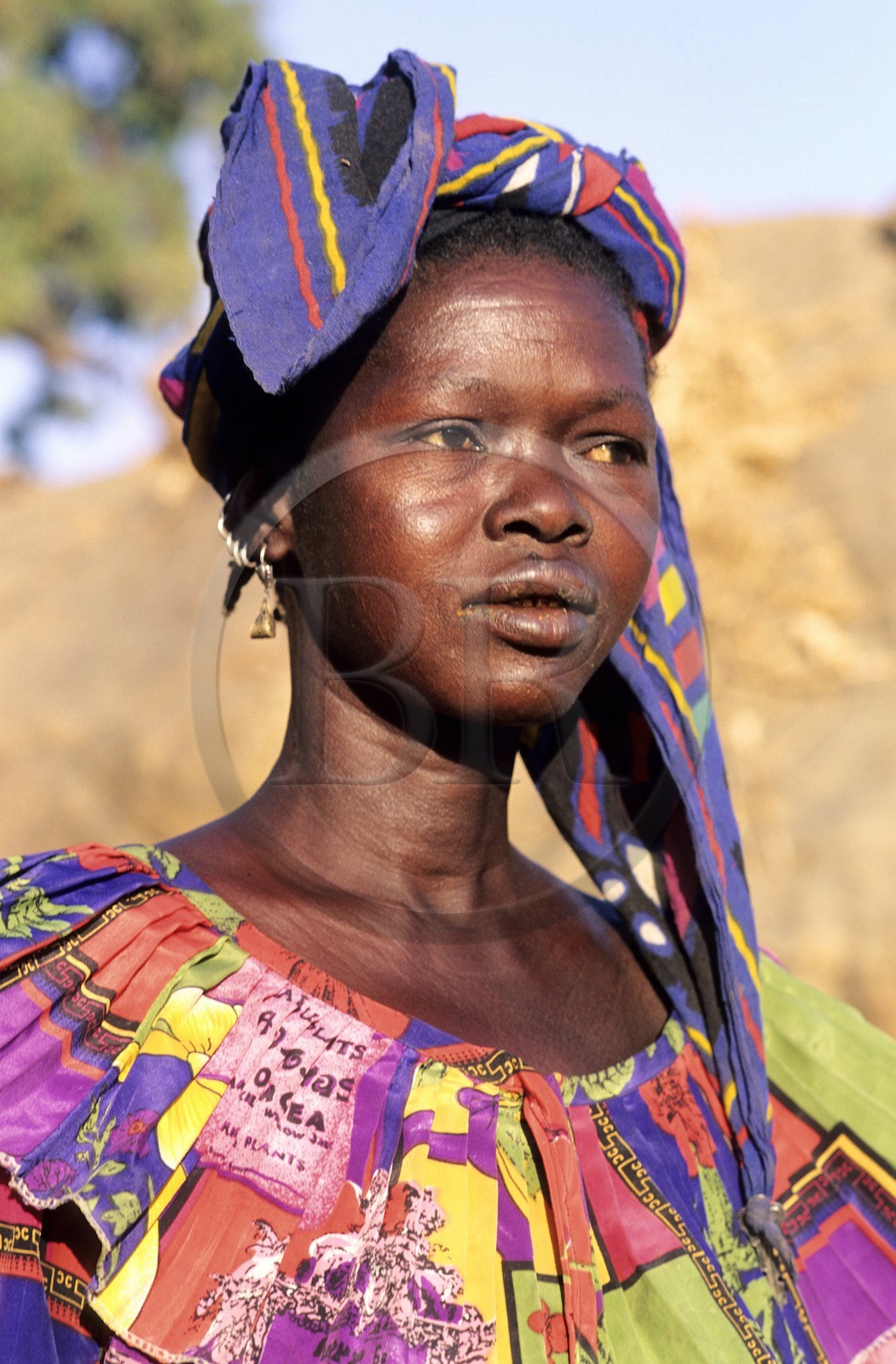 Mali, pays Dogon, falaise de Bandiagara classée Patrimoine Mondial de l'UNESCO, femme du village de Nombori