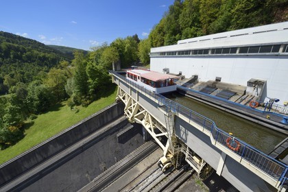 France, Moselle (57), le plan incliné de Saint-Louis-Arzviller est un ascenseur à bateaux qui fait partie du canal de la Marne au Rhin et  et permet la traversée des Vosges, il remplace 17 écluses