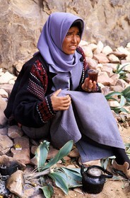 Jordanie, Petra, jeune femme bédouine préparant le thé