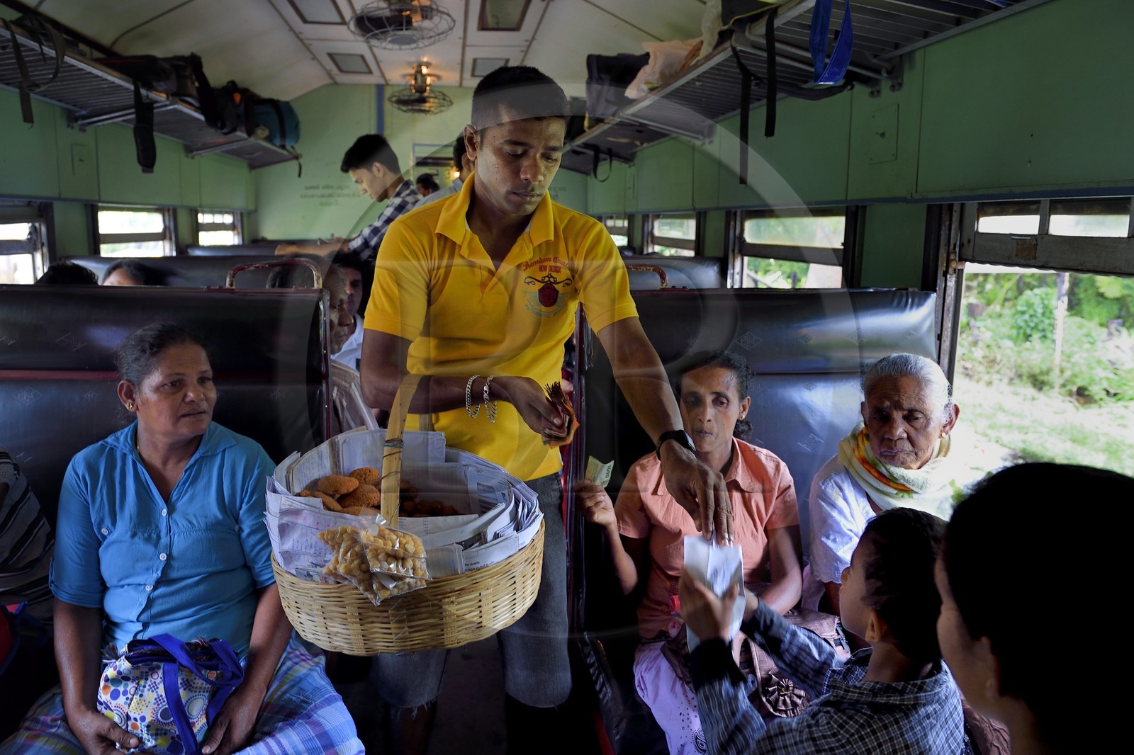 Sri Lanka, Province du Sud, train de Colombo à Galle, vendeur ambulant de beignets