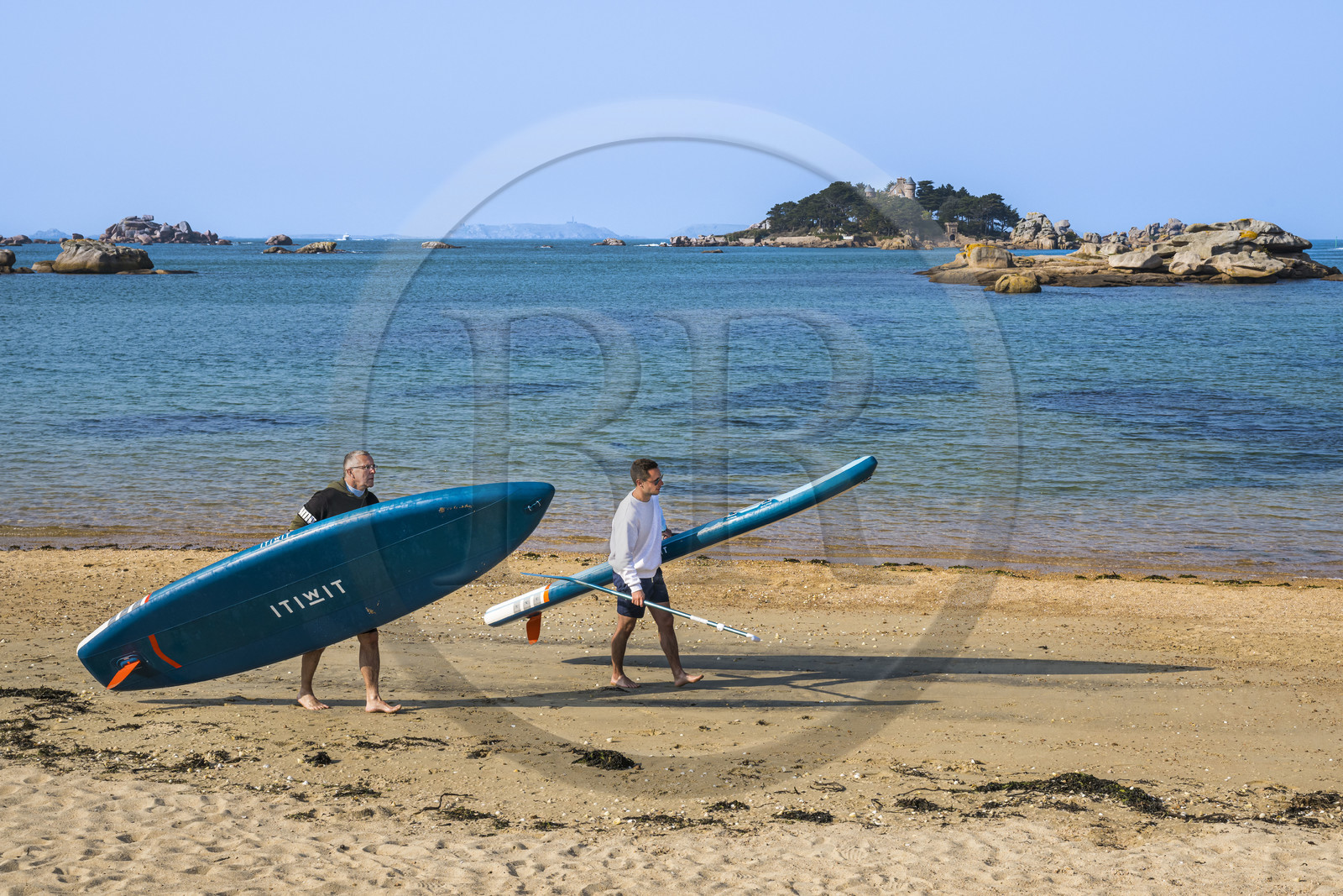 France, Côtes-d'Armor (22), Côte de Granit Rose, Perros-Guirec, Ploumanac'h, paddle sur la plage de Tourony et le chateau de Costaérès sur son ile en arrière plan