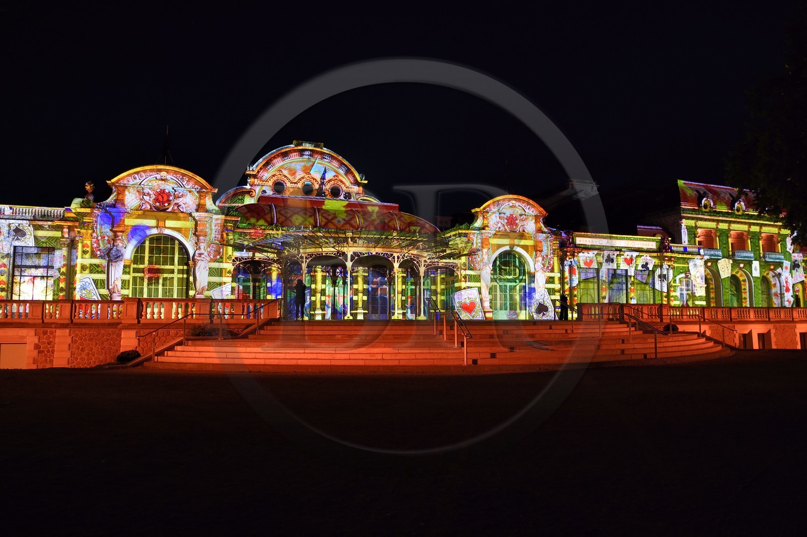 France, Allier (03), Vichy, projection d'images sur les facades du Palais des Congrès et Opéra dans le parc des Sources