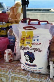 Caraïbes, Ile de la Dominique, la capitale Roseau, marché centrale, vente de riz thailandais Madame Gougousse