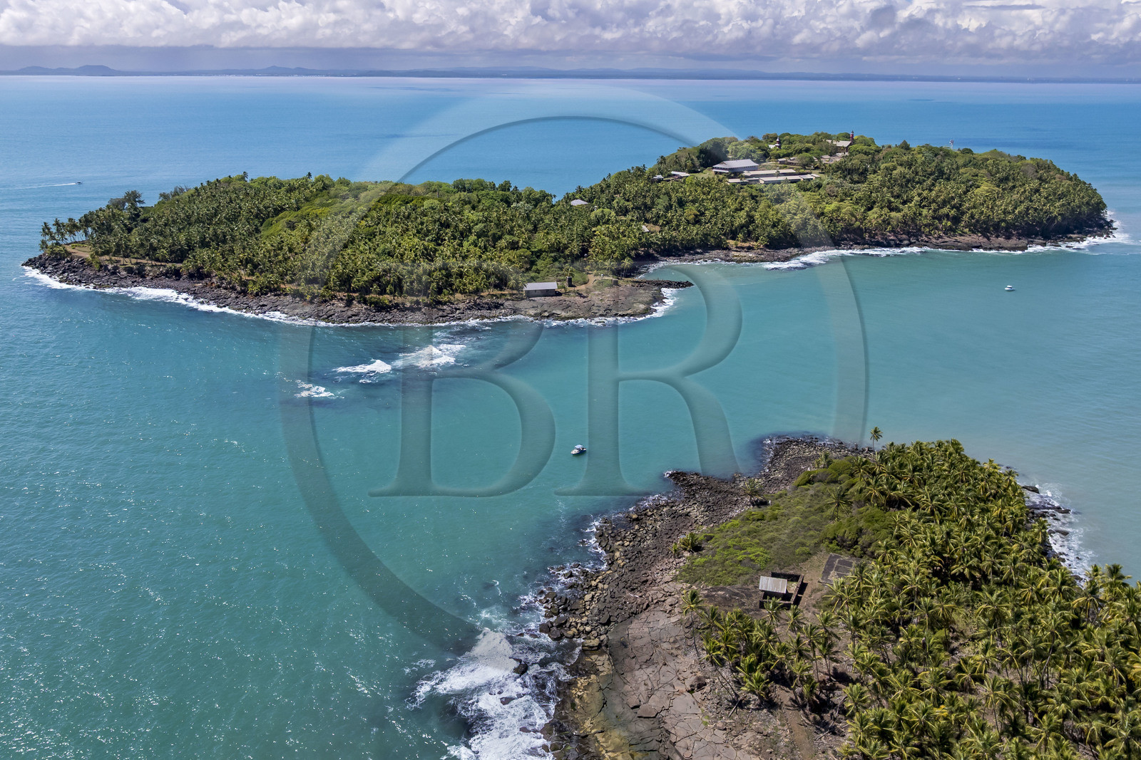 France, Guyane, Kourou, Iles du Salut, l'Ile du Diable et la case qui a servi de bagne à Alfred Dreyfus, l'Ile Royale qui accueillait l'administration en arrière plan