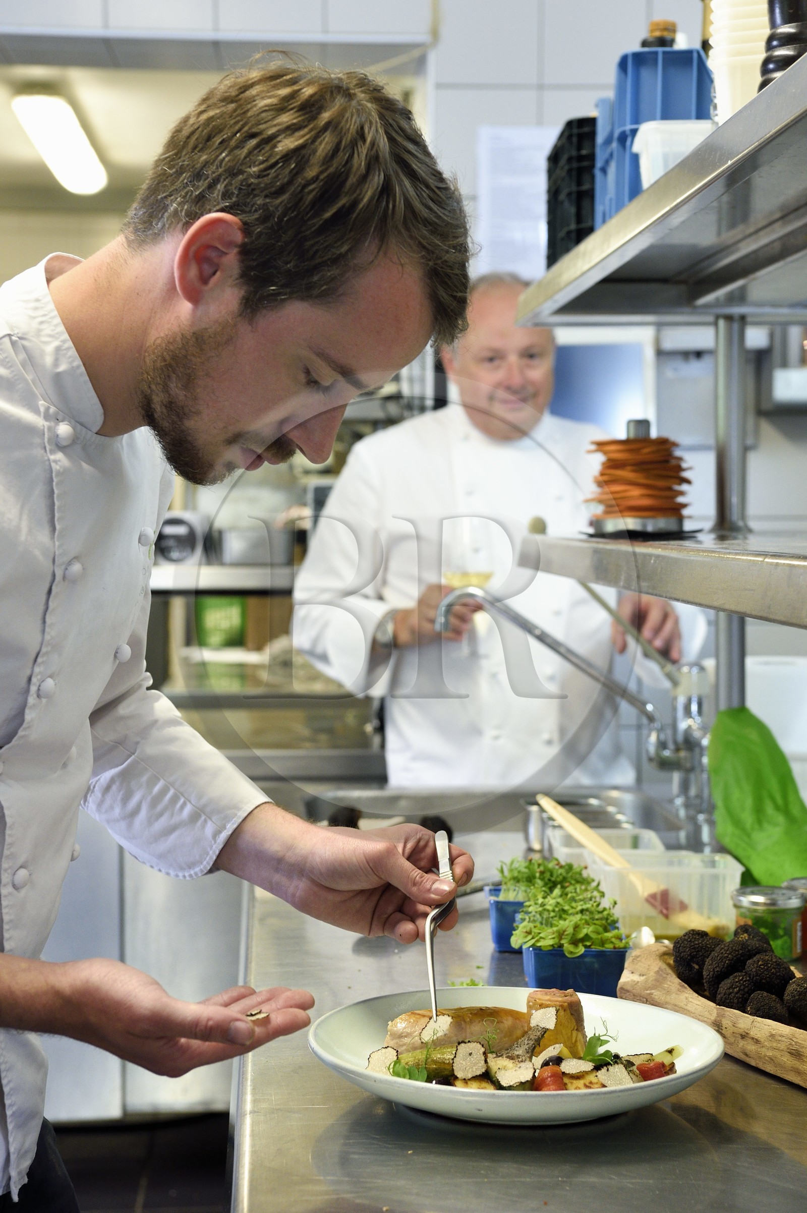 France, Charente (16), Bourg-Charente, restaurant La Ribaudière 1 étoile Michelin, le chef étoilé Thierry Verrat et son fils Julien, préparation du suprême de volaille de Barbezieux en 2 cuissons, confit et grillé au bois de barrique