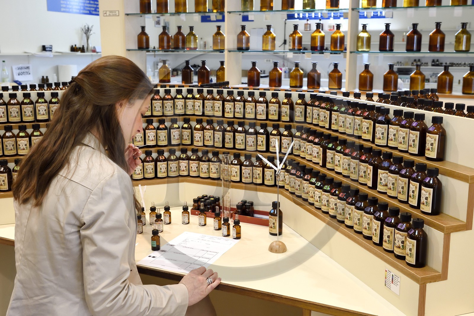 France, Alpes-Maritimes (06), Grasse, Studio des Fragrances Galimard, orgue à parfum, création de parfum par un nez