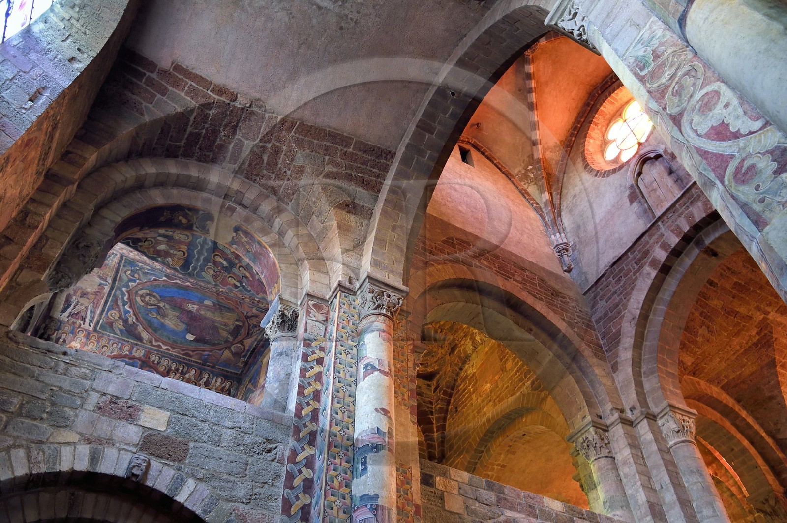 France, Haute-Loire (43), Brioude, la Basilique Saint-Julien de Brioude de style roman auvergnat, fresques du XIIIe siècle de la chapelle Saint Michel dans la tribune sud de l'avant-nef, Christ en gloire est entouré des quatre évangélistes, des anges et des saints