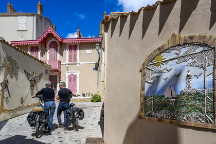 France, Vendée (85), Les-Sables-d'Olonne, quartier de l'île Penotte, ruelles piétonnes aux façades ornées de mosaïques de coquillages (avant utilisation demander l'autoristaion à L'ADAGP www.adagp.fr)