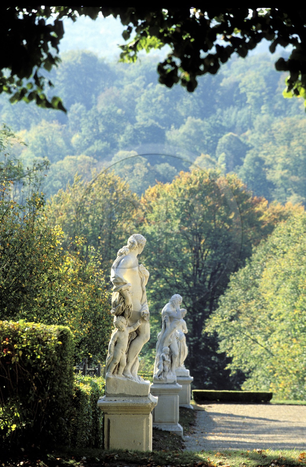 France, Val-d'Oise (95), parc naturel régional du Vexin français, domaine de Villarceaux, statues dans les jardins