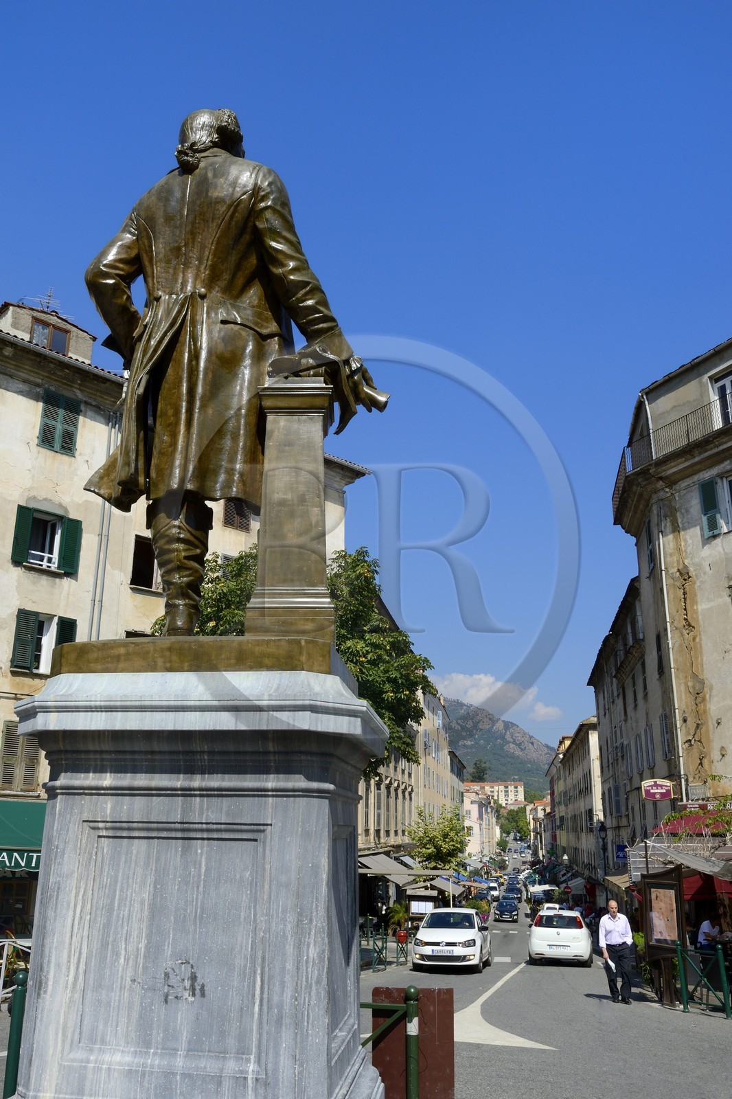 France, Haute-Corse (2B), Corte, statue en bronze du père de la Patrie Pascal Paoli qui écrivit la Constitution corse en 1755 regardant vers le cours Paoli