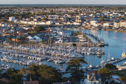 France, Vendée (85), Saint-Gilles-Croix-de-Vie, le port de plaisance et Saint-Gilles-sur-Vie en arrière plan à droite (vue aérienne)