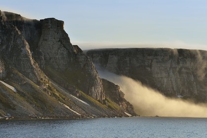 Groenland, cote Nord-Ouest, Murchison sund au nord de Baffin Bay, les falaises vertigineuses de Hakluyt Island au large de la cote ouest de Kiatak (Northumberland Island)