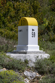 France, Alpes-de-Haute-Provence (04), parc naturel régional du Verdon, Gorges du Verdon, borne kilométrique sur la D71