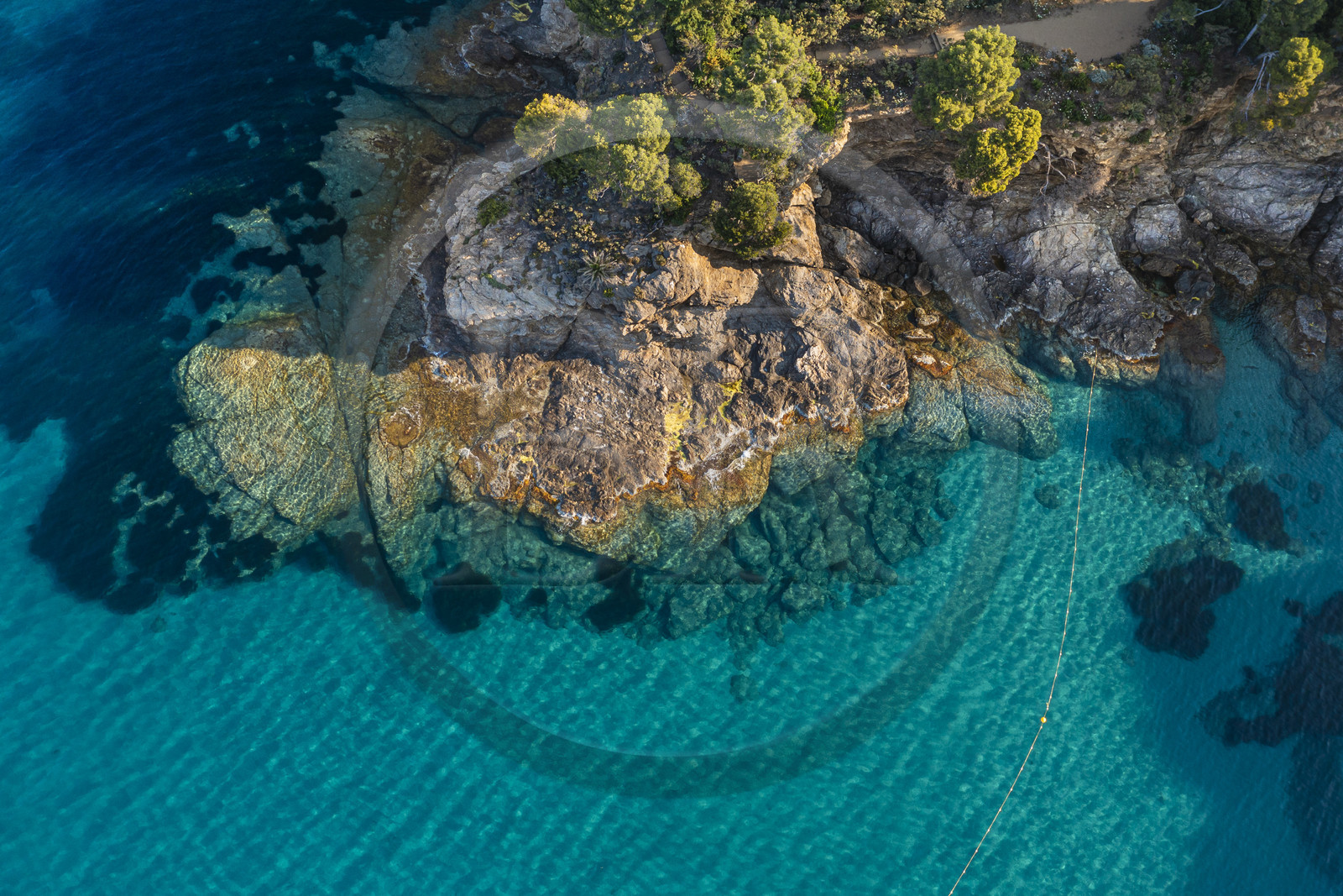 France, Var (83), Rayol-Canadel-sur-Mer, Domaine du Rayol, propriété du conservatoire du littoral mention obligatoire, le jardin des Méditerranées conçu par le paysagiste Gilles Clément, zone du sentier marin dans le Jardin Marin (vue aérienne)